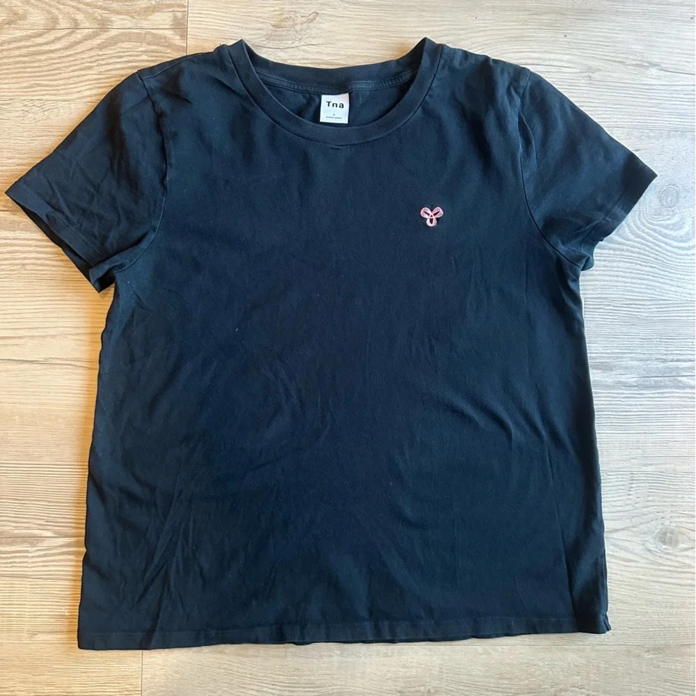 Aritzia TNA Womenâs Large Black pink logo T shirt, short sleeve tee 100% cotton